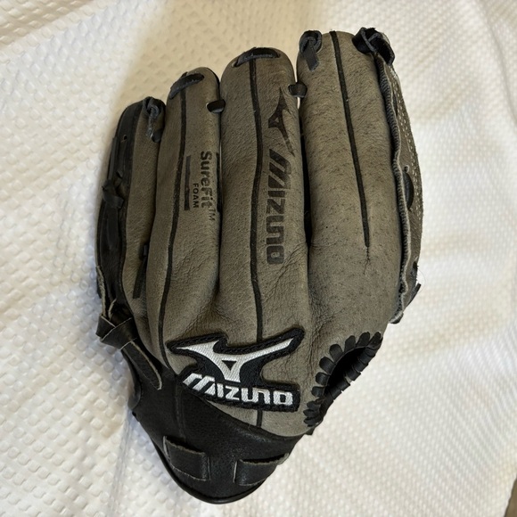 EUC Mizuno Prospect 10.5” Youth Ball Mitt Gray with Black Stitching RHT - Picture 2 of 7